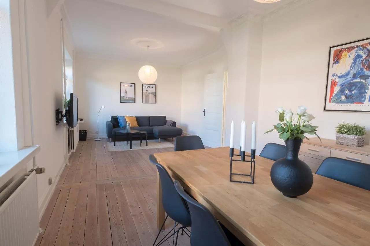 Spacious 2-Bed Apartment In オールボー